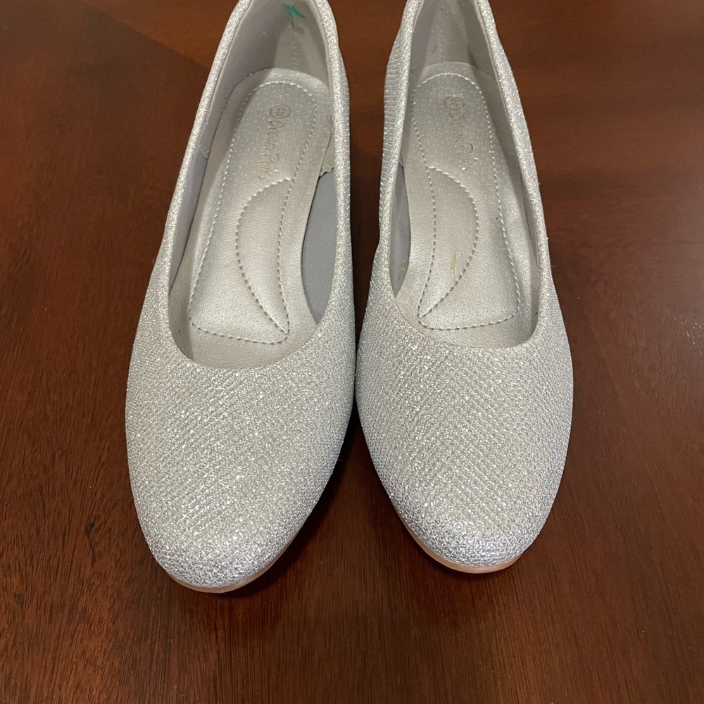 Dream Paris women’s Mila silver Gilitter size 8 shoe.low heel